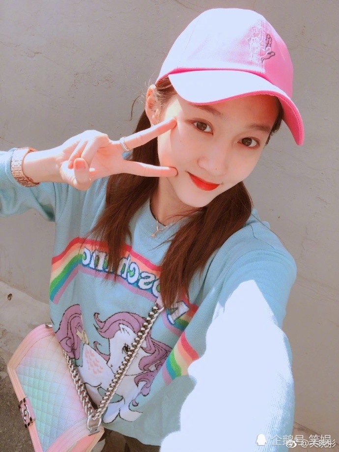 鹿晗晒照中指戒指抢镜,关晓彤同款让粉丝心碎