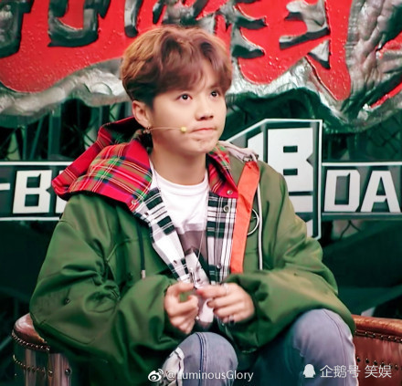 鹿晗晒照中指戒指抢镜,关晓彤同款让粉丝心碎