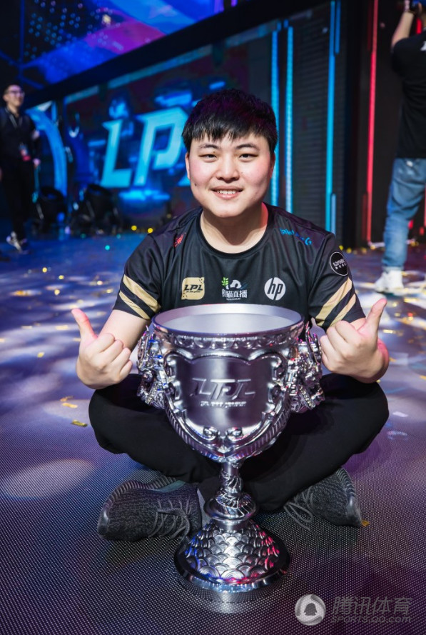 rng夺冠香锅捧奖杯霸气外露uzi怒吼成经典
