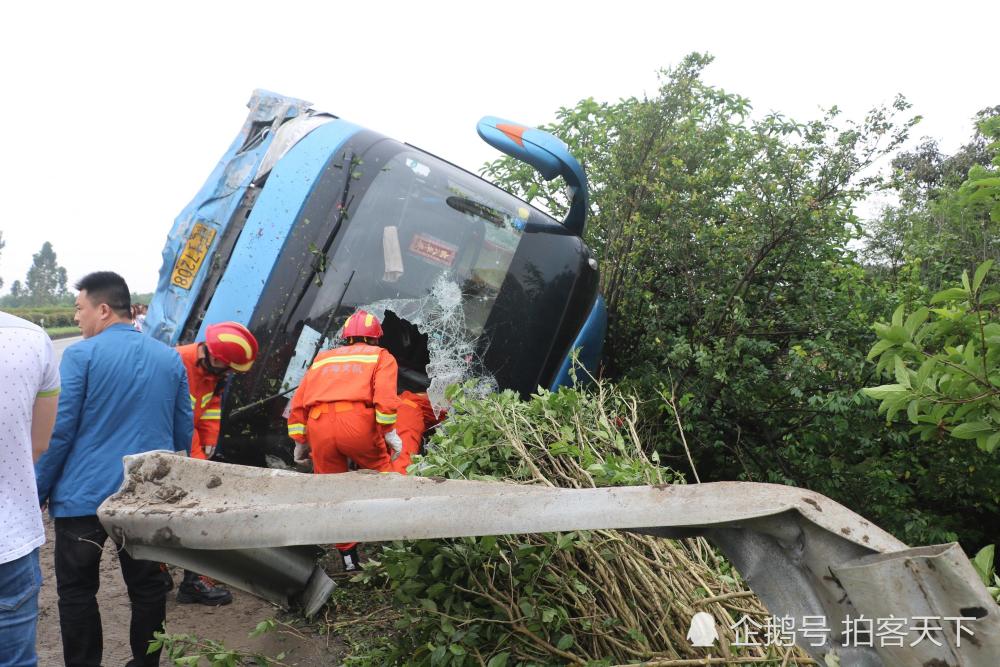 广西北海市合浦县s31线558km路段发生一起客车侧翻事故