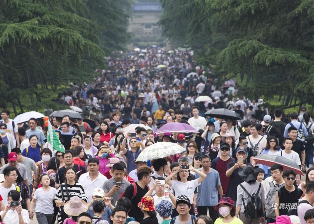 2018年4月29日,五一假期首日,南京中山陵游客爆满开启"人海模式".