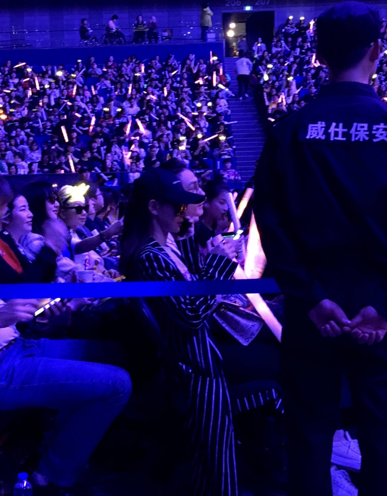 戚薇李承铉现身李宇春演唱会,穿情侣装甜蜜互