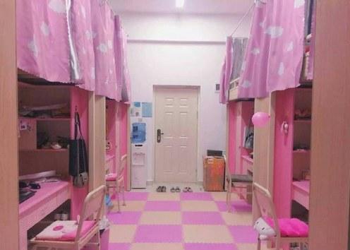 大学寝室女生内衣爆照_大学女生寝室性感内衣