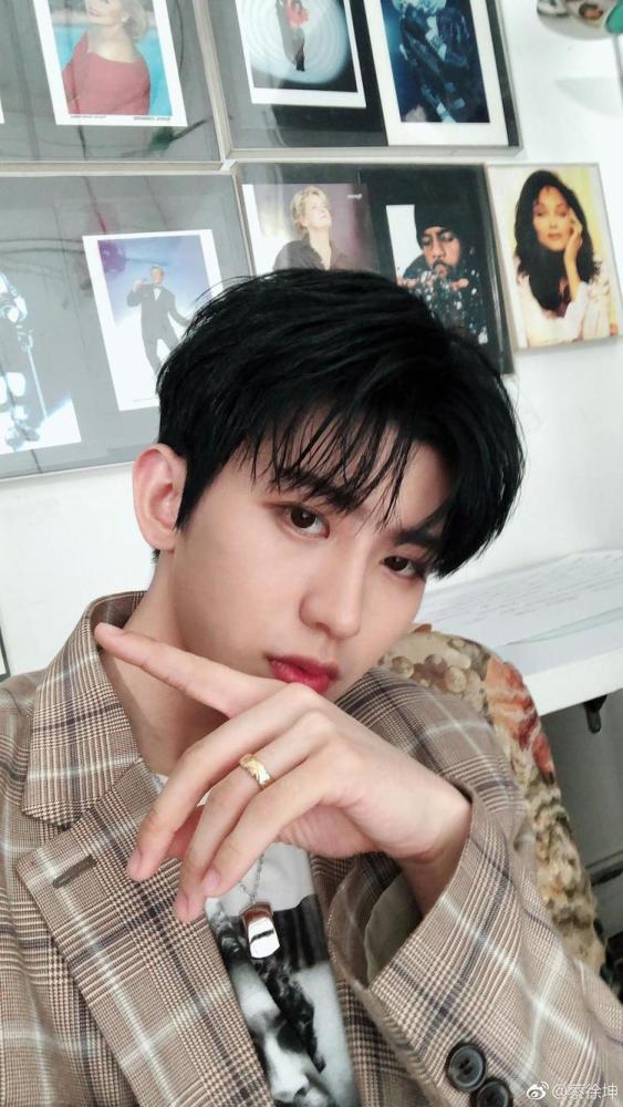 蔡徐坤打篮球视频曝光,动作干净利索一跃两米