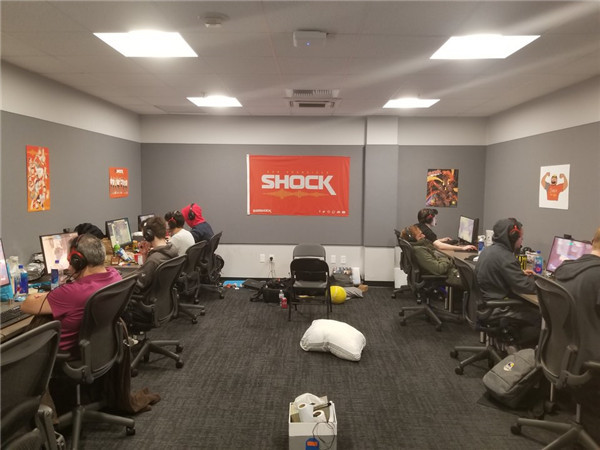 职业电竞选手的真实生活:六位数工资、营养师