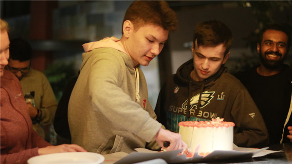 职业电竞选手的真实生活:六位数工资、营养师