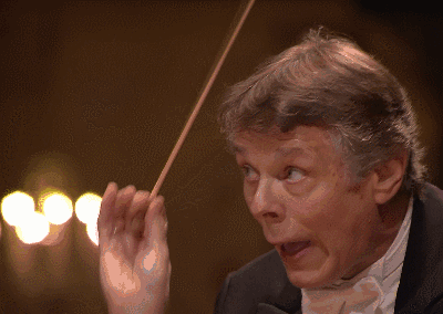 感受一下他指挥起马勒的交响曲这力拔山兮气盖世的态势!