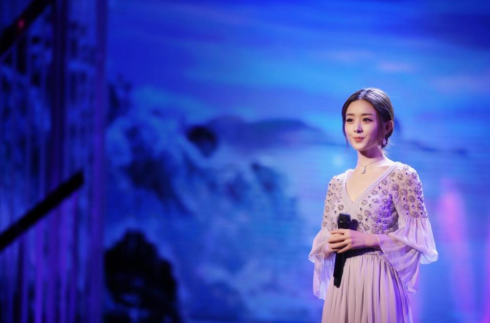 赵丽颖优雅浅紫色礼服裙显知性 完美身形让人