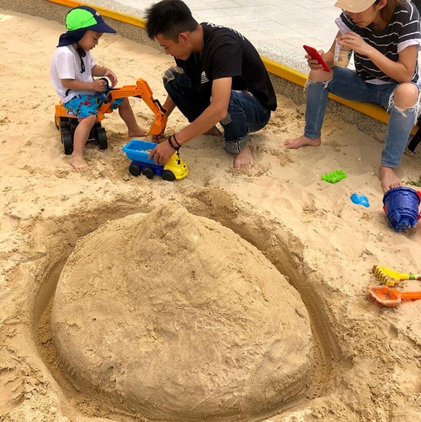 三个月带儿子游乐园玩耍,过程中竟忘记腹中有宝宝一直蹲着帮他挖沙坑