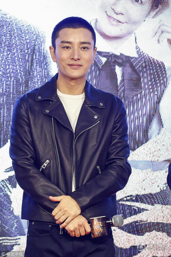 贾乃亮风波后首度公开亮相:留板寸头气色佳 双手皆不见婚戒