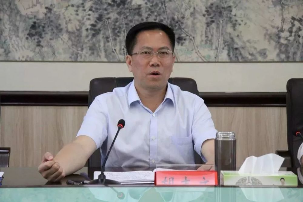 胡志文一行听取了衡南县委常委,政法委书记黄日荣关于前段工作开展