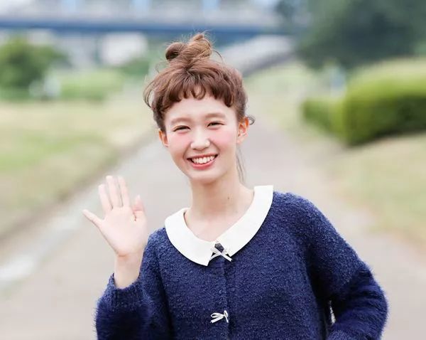 杨幂新造型难看?时髦的人都在剪这些刘海,剪完