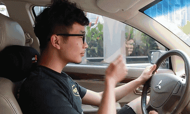 边开车边嗨歌音量过大时,容易造成后车或者旁边的车按喇叭,发生紧急