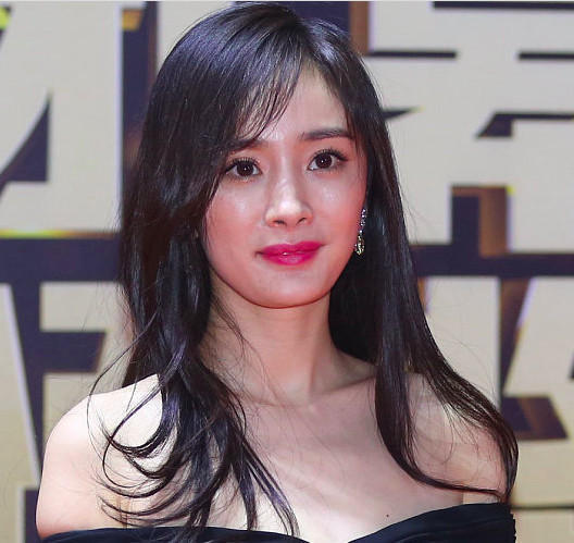 杨幂无ps近照曝光诈捐事件后憔悴许多