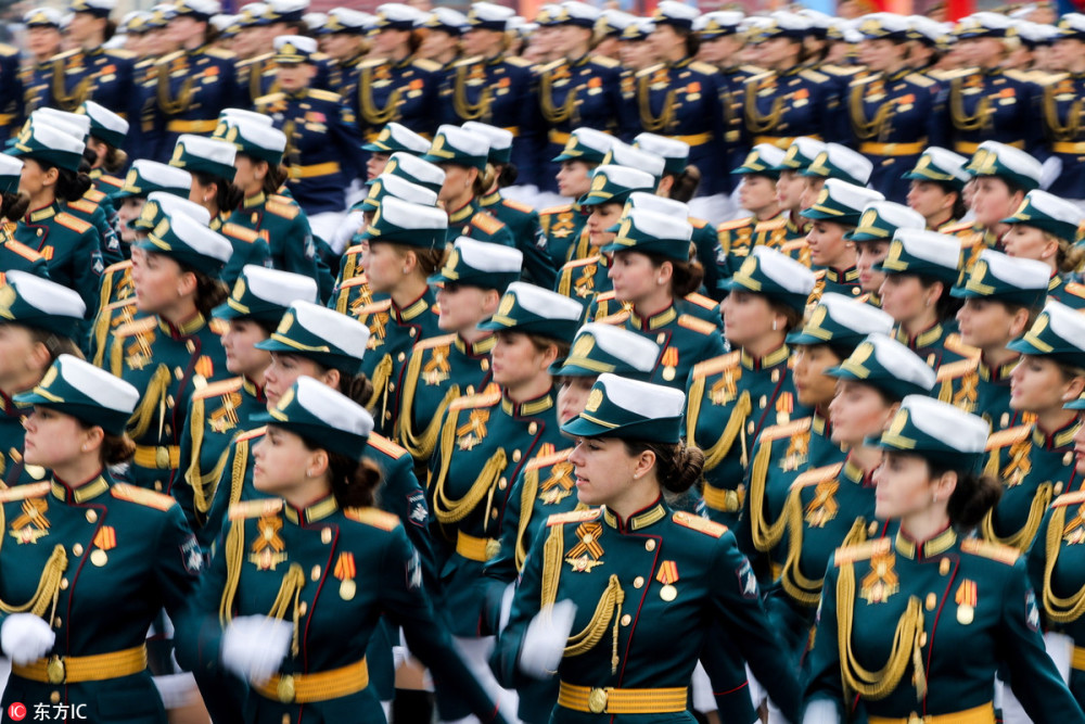 俄罗斯举行胜利日阅兵带妆彩排 女兵英姿飒爽满屏大长腿