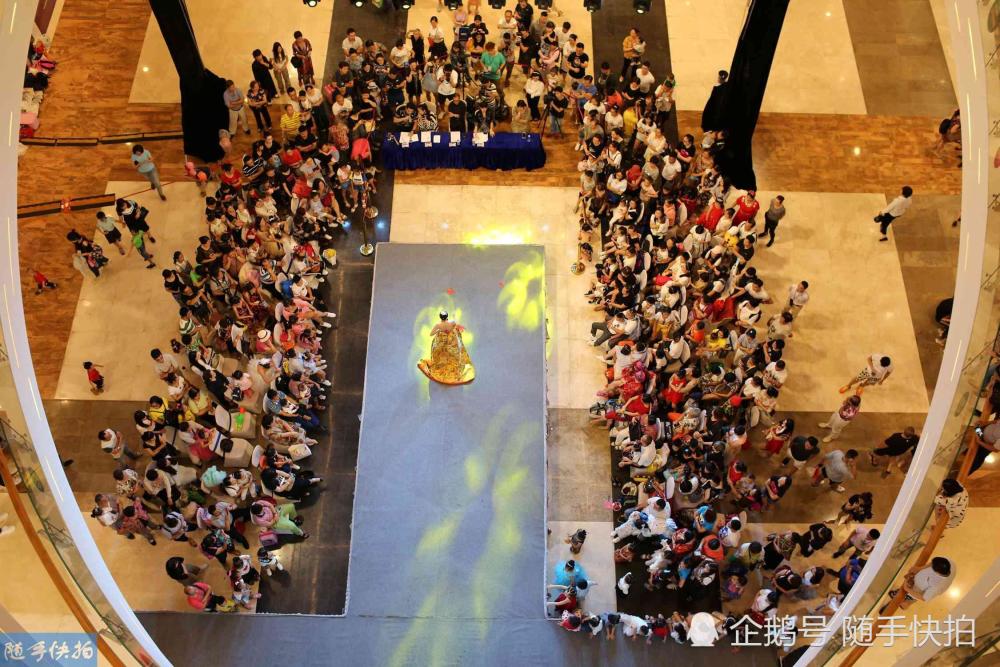 10后小萌娃参加儿童版的"维密"秀场惊呆现场爸妈