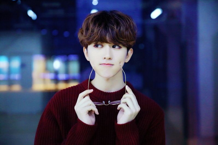 蔡徐坤被激光笔照