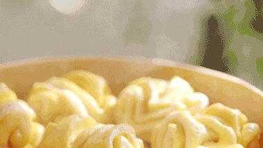 蒸馒头时加勺它马上松软有弹性一口气吃3大个都不够