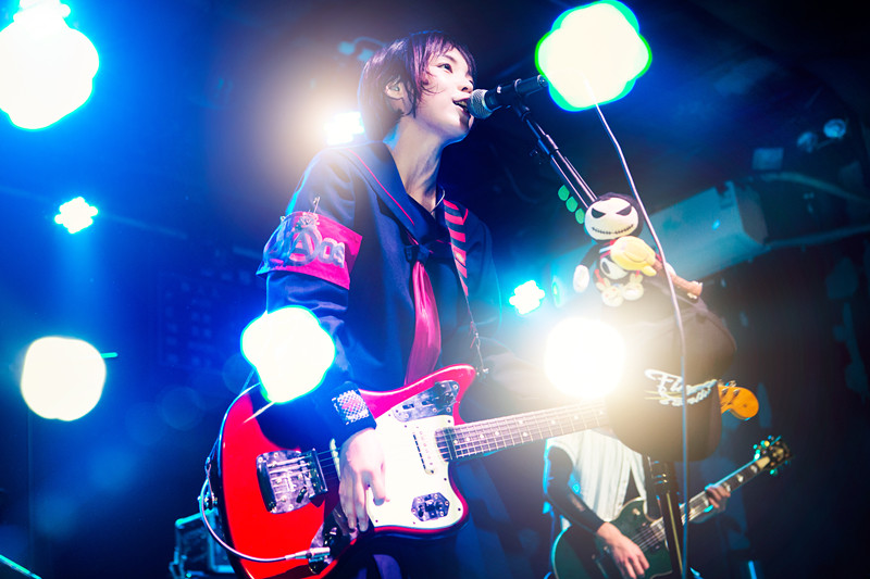 用摇滚炸翻全场jojo所在的乐队叫做指人儿乐队(finger family),意为