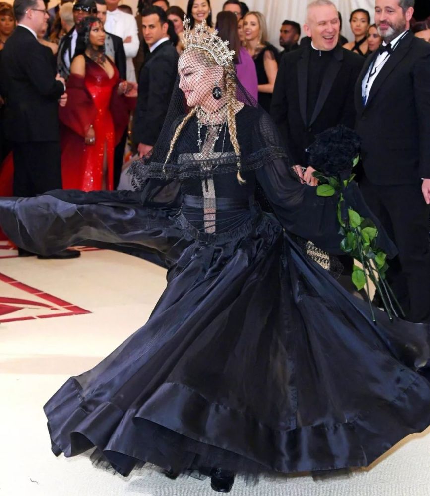 paul gaultier定製禮服的madonna,頭戴十字架皇冠,化身