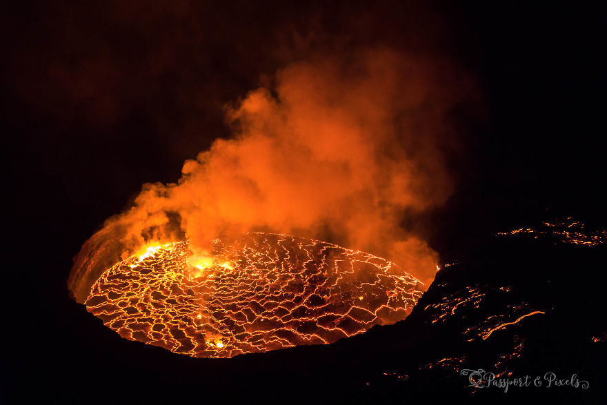 非洲最危險的活火山,隨時有噴發的可能,遊客仍然冒著生命危險前往