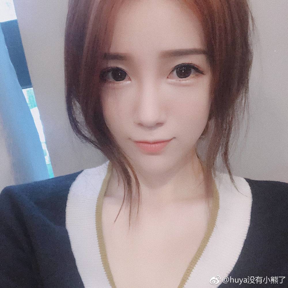绝地求生美女解说小熊 粉丝:大长腿了解一下?