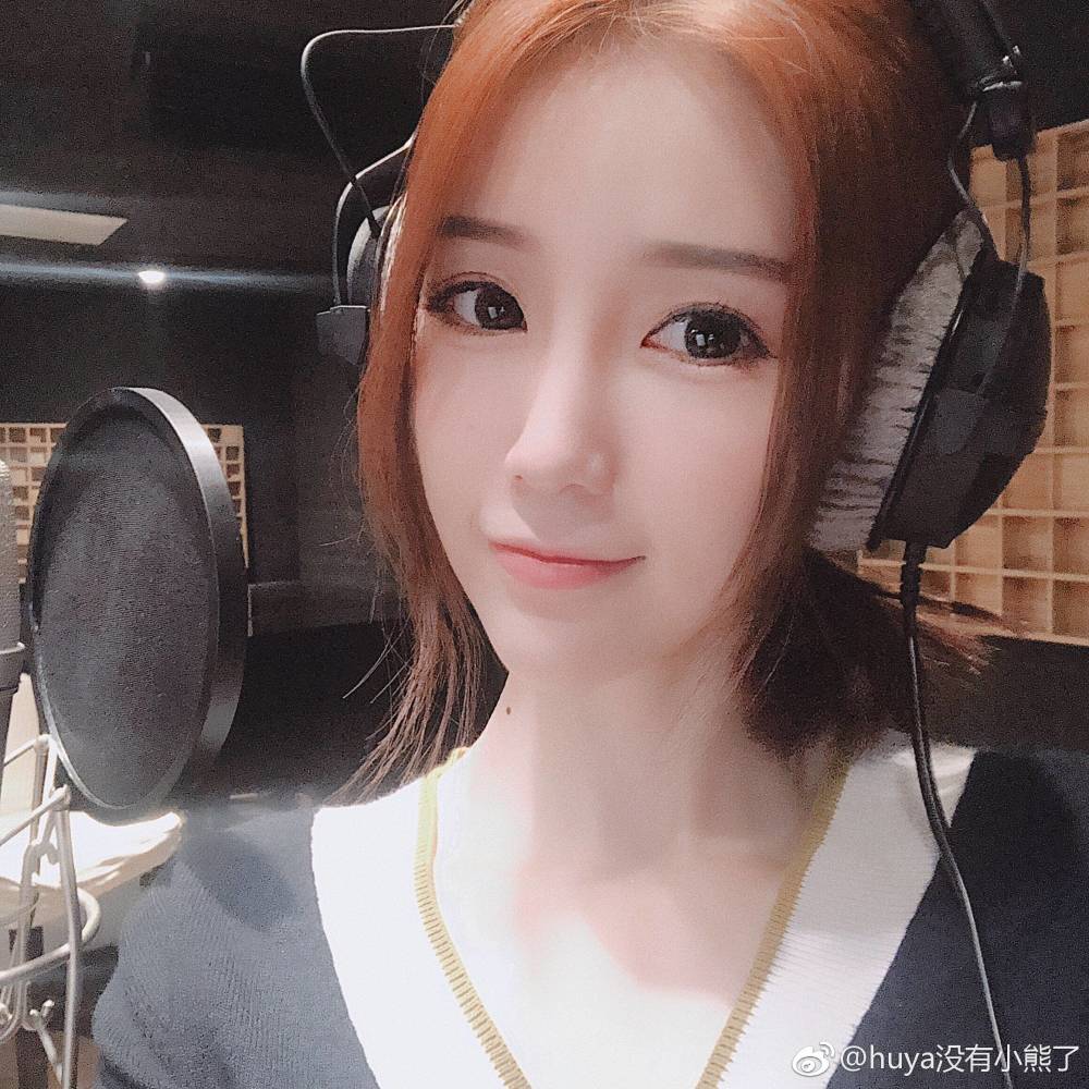 绝地求生美女解说小熊 粉丝:大长腿了解一下?
