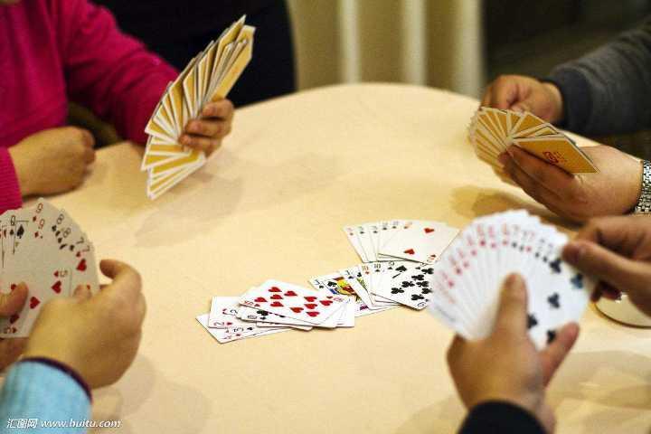 男子受朋友邀请去打牌现场现纹身男