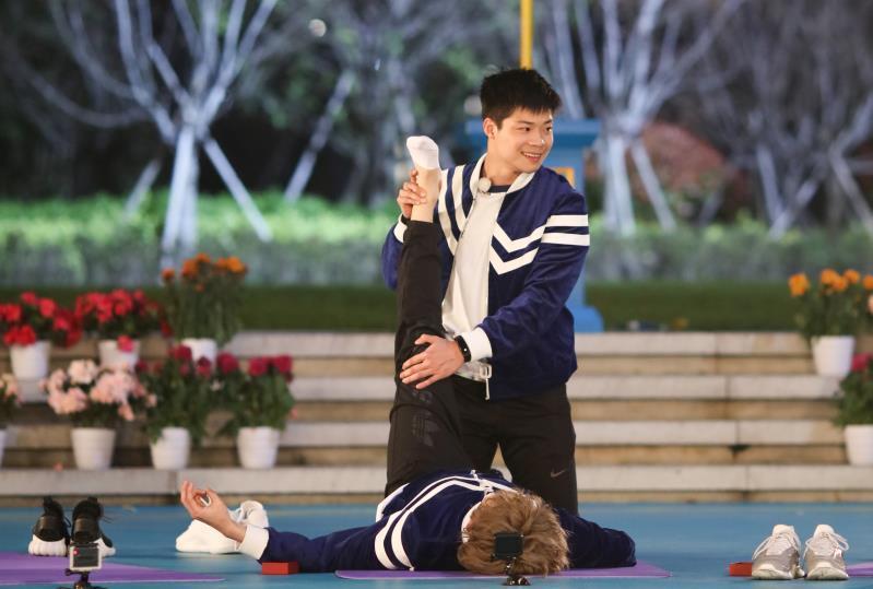 这才是真正的跑男苏炳添亮相综艺欢乐多图