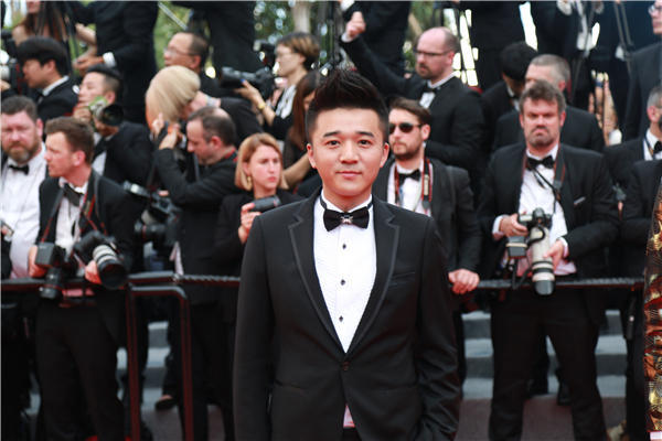 上海知名主持人赵琦鑫受邀出席戛纳电影节尽显雅痞绅士气质