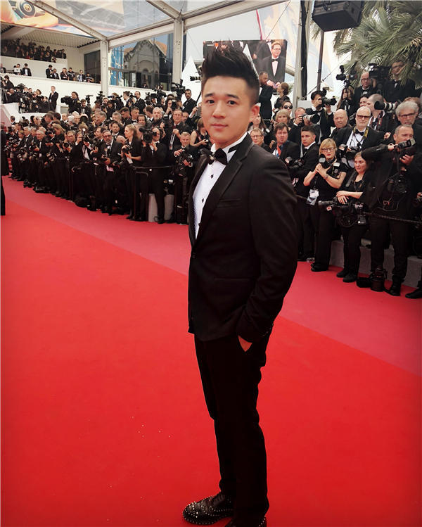 上海知名主持人赵琦鑫受邀出席戛纳电影节尽显雅痞绅士气质