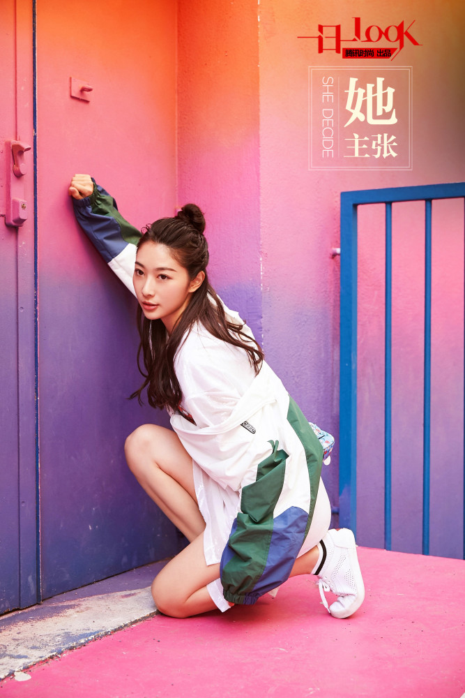 时尚圈新宠,这一次在巴黎的拍摄,灵气满分的钟祺更向我们展示了她活泼