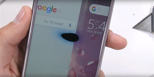 索尼Xperia XZ2暴力测试:厚实机身无法掰弯