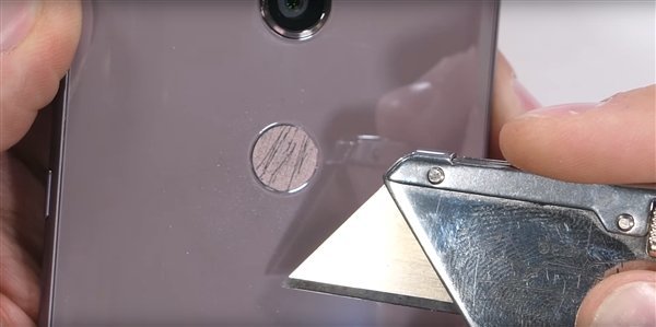 索尼Xperia XZ2暴力测试:厚实机身无法掰弯