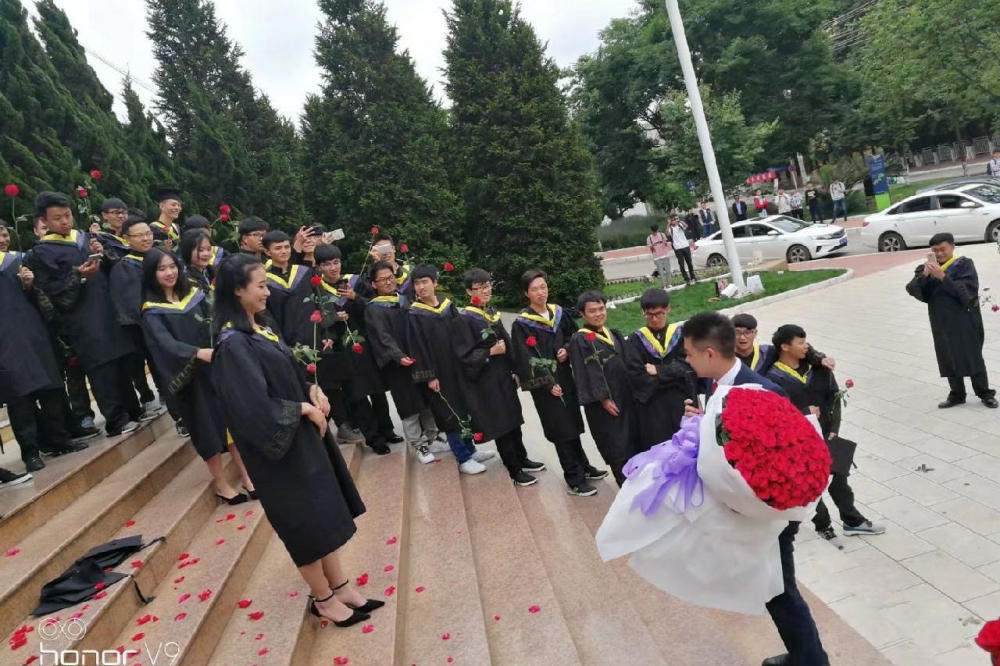 撒狗粮!男生拍毕业照现场,向女友霸气求婚