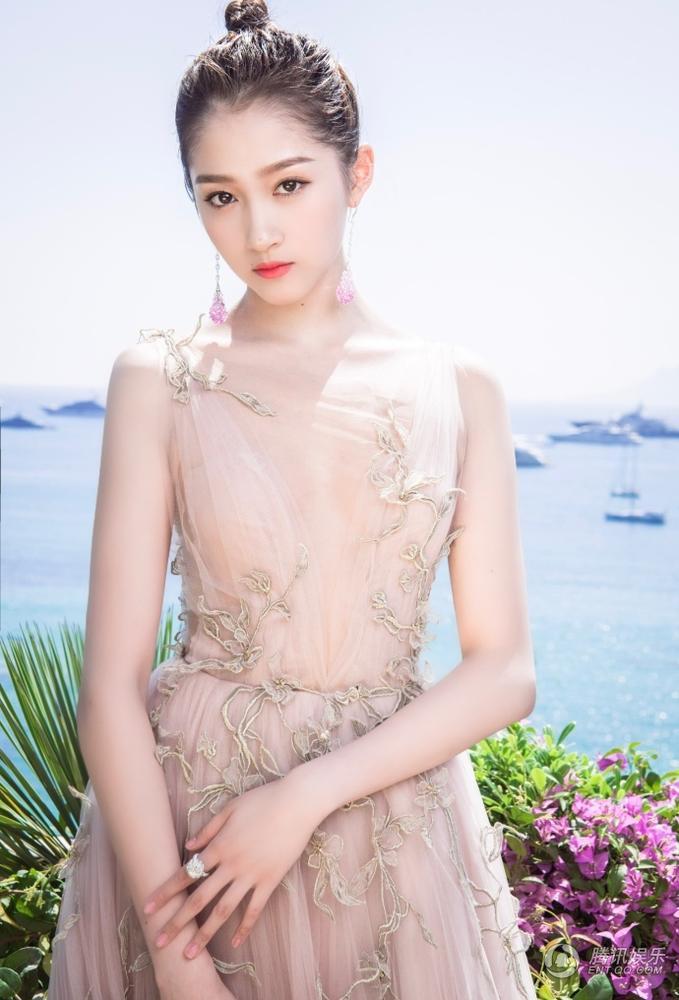 关晓彤穿粉色透视长裙现身戛纳红毯,一个细节暴露她依旧很保守
