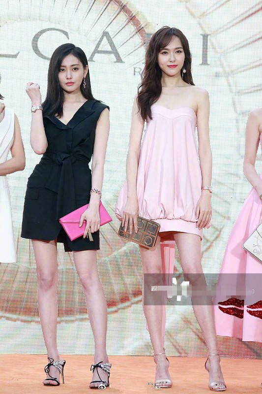 精致的颜值也敌不过高挑的身材,杨蓉遇上唐嫣很无奈