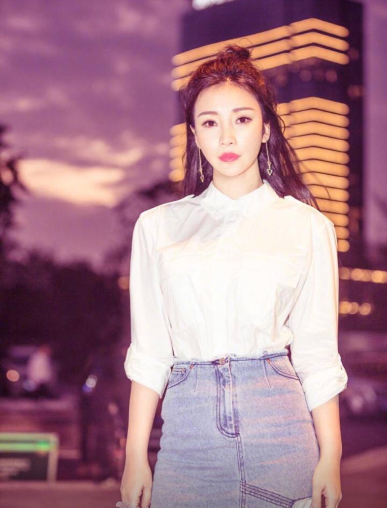 柳岩穿抹胸裙重走性感路线,网友:堪比颜值巅峰