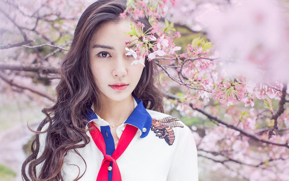 柳岩穿抹胸裙重走性感路线,网友:堪比颜值巅峰