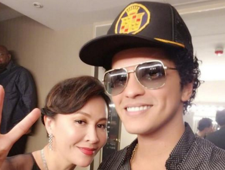 刘嘉玲比剪刀手合影火星哥,却意外暴露了自己