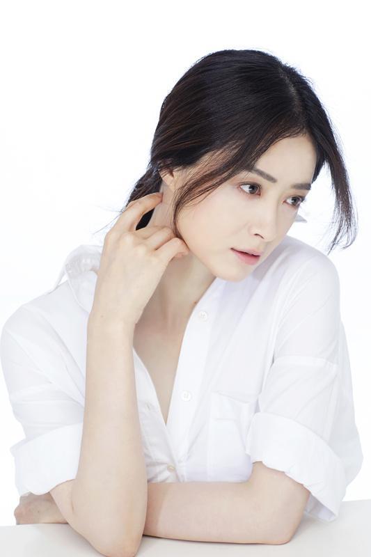 蒋欣身穿蓝色长款牛仔褂配黑色裤子现身机场,