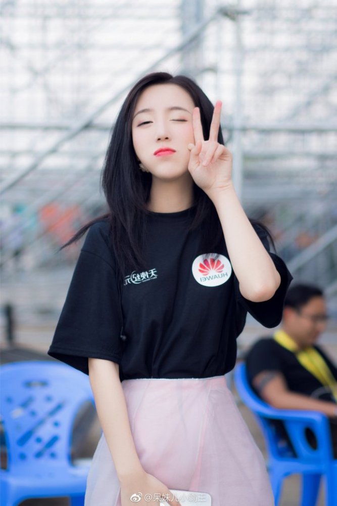 绝地求生呆妹cos"王者荣耀露娜",网友惊叹:这个怎么挤的啊?