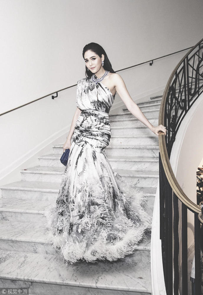 泰国女神香波再战戛纳,同框何穗颜值不输,穿蓬蓬裙美过范冰冰!