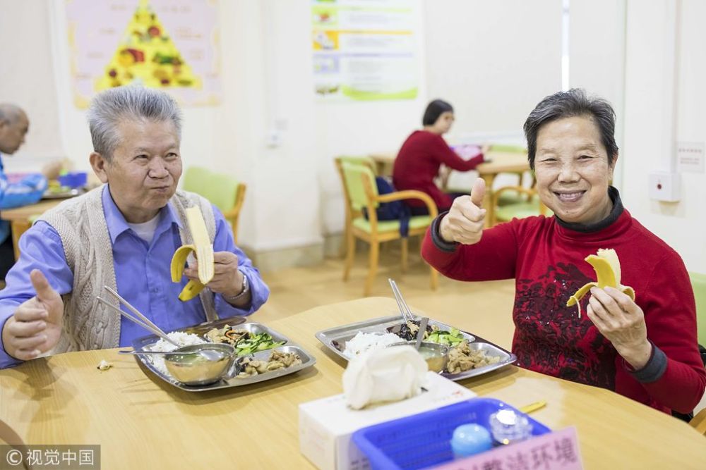 67岁的阿伯邓承冬正在广州一家餐饮店的"长者饭堂"里吃午餐.