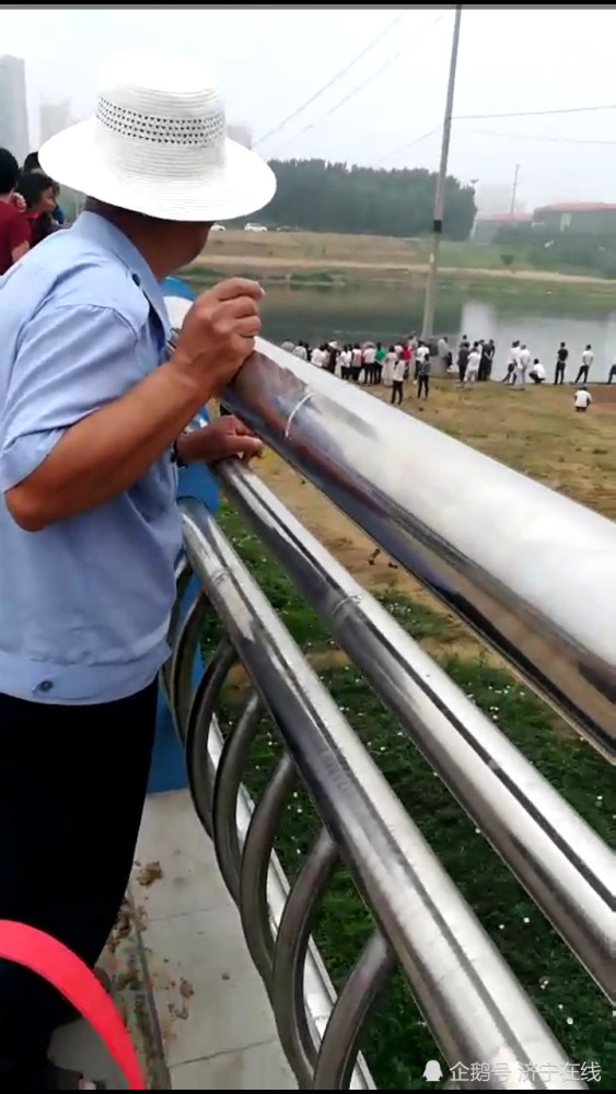 济宁:八里营大桥两男孩跳河,生死未卜!