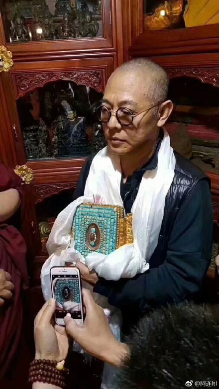 一线55岁李连杰憔悴弯腰功夫之王老态龙钟认不出了