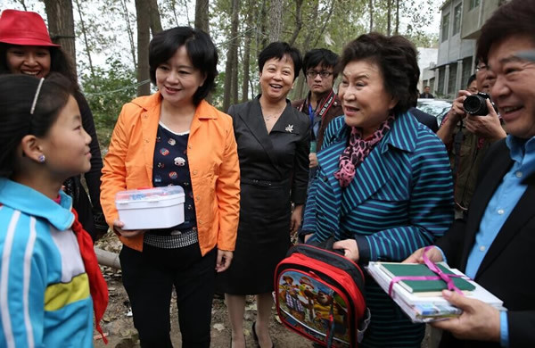 《大头儿子小头爸爸》配音鞠萍现身活动现场,网友:童