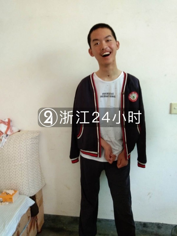 章浩杰能站了!爸爸说这是他生病以来最幸福一天