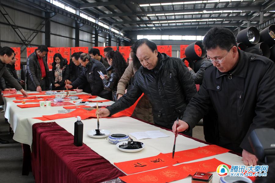 陕著名书法家下基层送春联 工厂车间挥毫泼墨