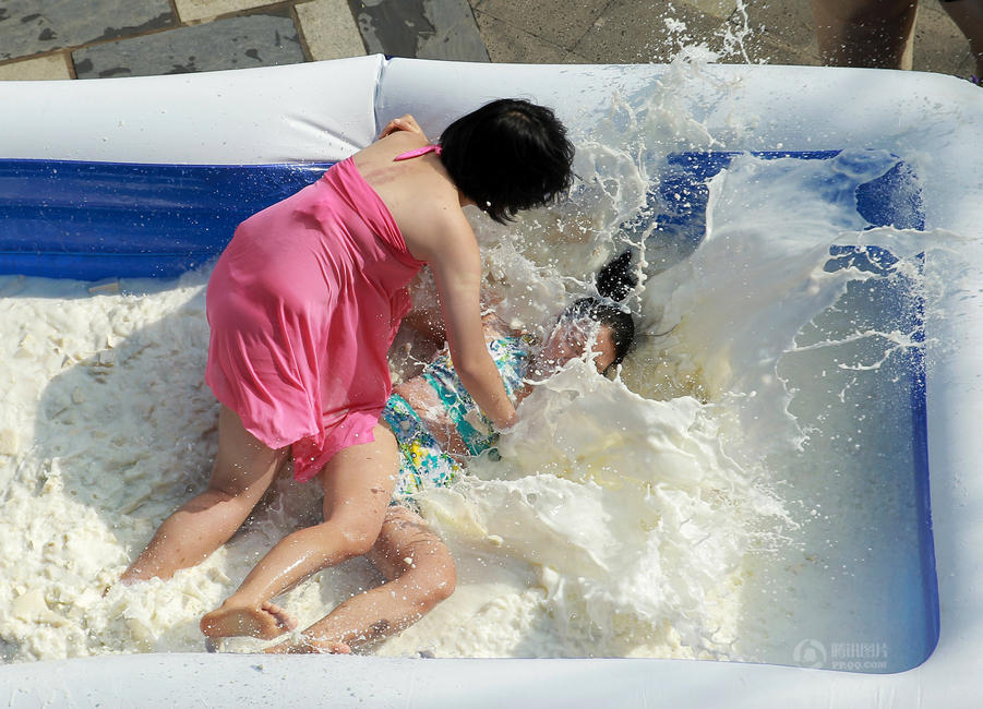 广东举行牛奶豆腐池摔跤比赛